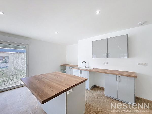 A Vendre Maison rénovée en pierre de 145 m² avec jardinet au coeur du village de Gondrin.