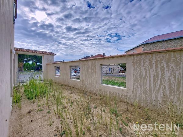 A Vendre Maison rénovée en pierre de 145 m² avec jardinet au coeur du village de Gondrin.