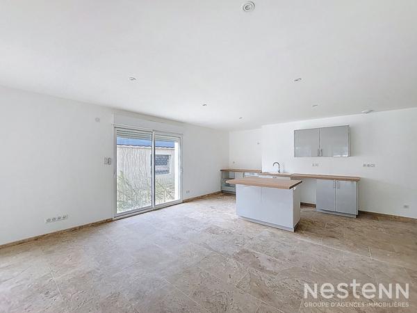 A Vendre Maison rénovée en pierre de 145 m² avec jardinet au coeur du village de Gondrin.