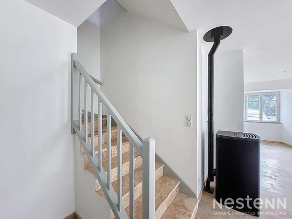 A Vendre Maison rénovée en pierre de 145 m² avec jardinet au coeur du village de Gondrin.