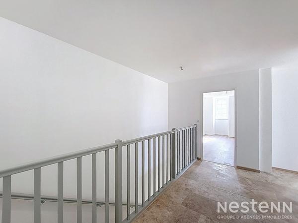 A Vendre Maison rénovée en pierre de 145 m² avec jardinet au coeur du village de Gondrin.