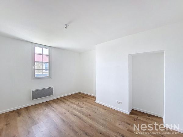 A Vendre Maison rénovée en pierre de 145 m² avec jardinet au coeur du village de Gondrin.