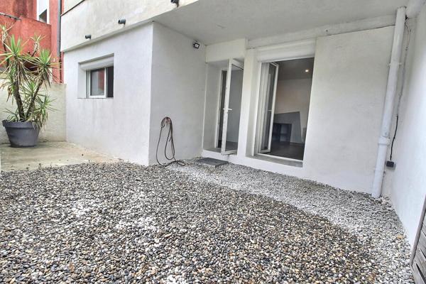 LES PENNES MIRABEAU À vendre : Appartement 2 pièces de 66 m² avec cours extérieur