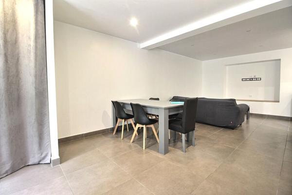LES PENNES MIRABEAU À vendre : Appartement 2 pièces de 66 m² avec cours extérieur