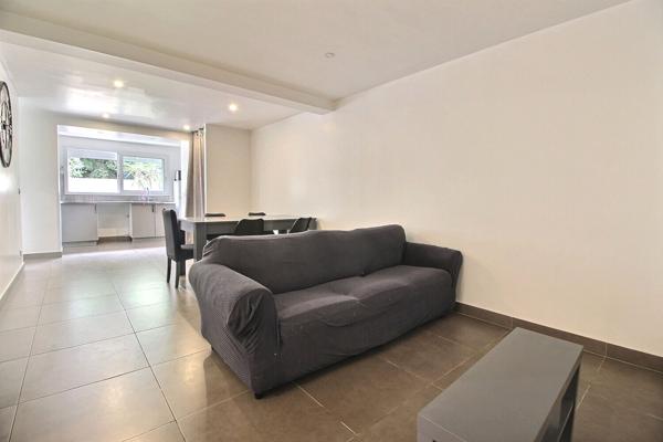 LES PENNES MIRABEAU À vendre : Appartement 2 pièces de 66 m² avec cours extérieur