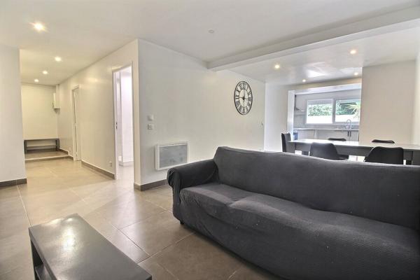 LES PENNES MIRABEAU À vendre : Appartement 2 pièces de 66 m² avec cours extérieur