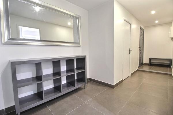 LES PENNES MIRABEAU À vendre : Appartement 2 pièces de 66 m² avec cours extérieur