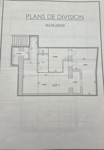 LES PENNES MIRABEAU À vendre : Appartement 2 pièces de 66 m² avec cours extérieur