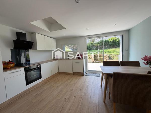 MAISON FAMILLIALE DE 120 M2, 4 CHAMBRES, EN CENTRE BOURG A SAINT ALLOUESTRE