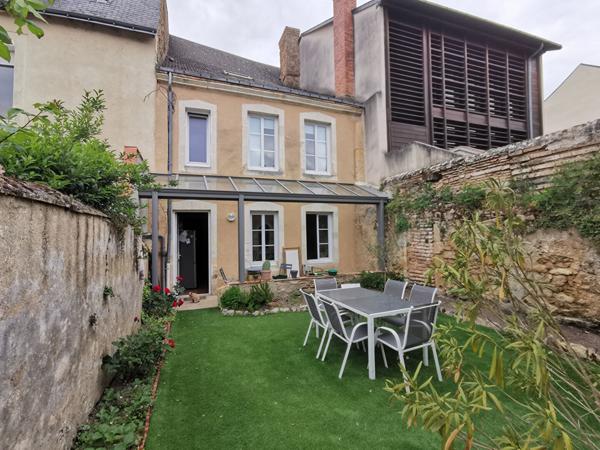 Centre ville de LA FLECHE, maison 6 pièce à Vendre avec Jardinet, cave et dépendance