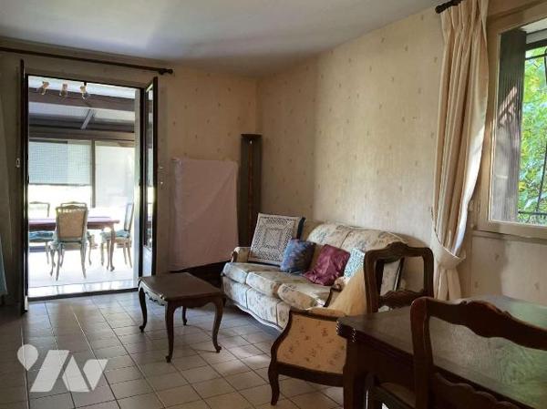 A VENDRE : Maison contemporaine avec grange sur 2.874m² dans village avec commerces, située à e...