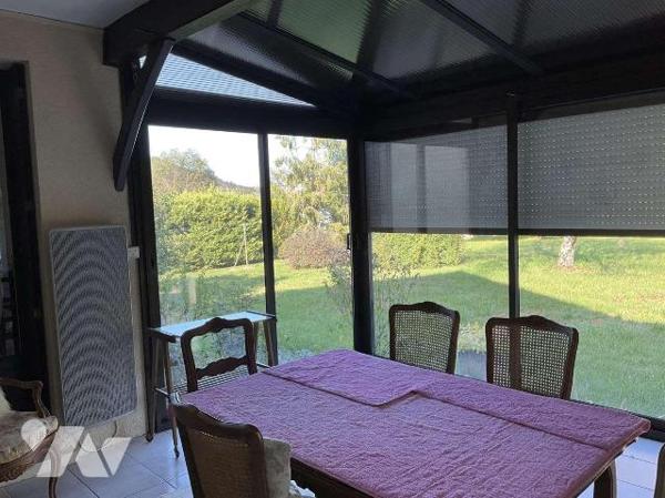 A VENDRE : Maison contemporaine avec grange sur 2.874m² dans village avec commerces, située à e...