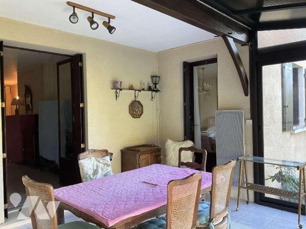 A VENDRE : Maison contemporaine avec grange sur 2.874m² dans village avec commerces, située à e...