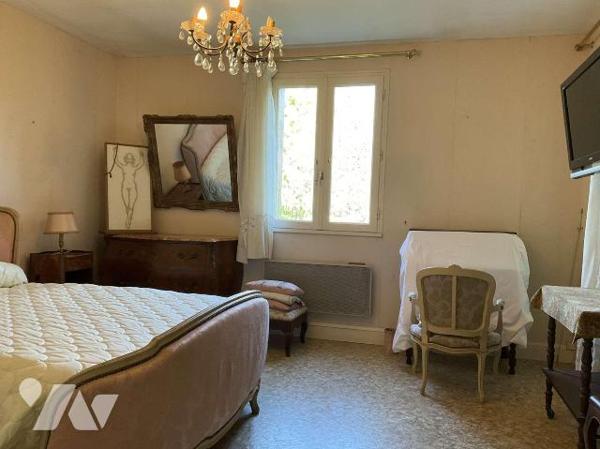 A VENDRE : Maison contemporaine avec grange sur 2.874m² dans village avec commerces, située à e...