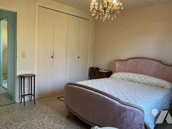 A VENDRE : Maison contemporaine avec grange sur 2.874m² dans village avec commerces, située à e...