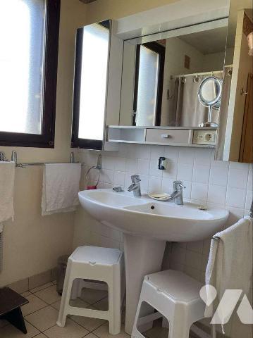 A VENDRE : Maison contemporaine avec grange sur 2.874m² dans village avec commerces, située à e...