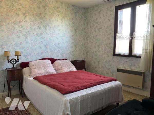 A VENDRE : Maison contemporaine avec grange sur 2.874m² dans village avec commerces, située à e...