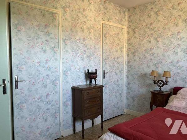 A VENDRE : Maison contemporaine avec grange sur 2.874m² dans village avec commerces, située à e...