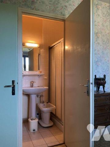 A VENDRE : Maison contemporaine avec grange sur 2.874m² dans village avec commerces, située à e...