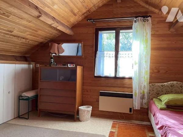 A VENDRE : Maison contemporaine avec grange sur 2.874m² dans village avec commerces, située à e...