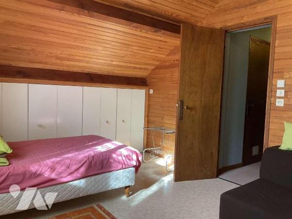 A VENDRE : Maison contemporaine avec grange sur 2.874m² dans village avec commerces, située à e...