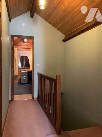 A VENDRE : Maison contemporaine avec grange sur 2.874m² dans village avec commerces, située à e...