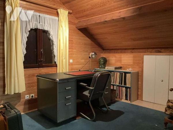 A VENDRE : Maison contemporaine avec grange sur 2.874m² dans village avec commerces, située à e...