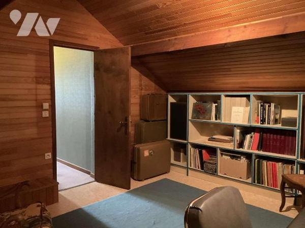 A VENDRE : Maison contemporaine avec grange sur 2.874m² dans village avec commerces, située à e...