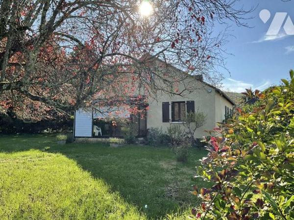 A VENDRE : Maison contemporaine avec grange sur 2.874m² dans village avec commerces, située à e...