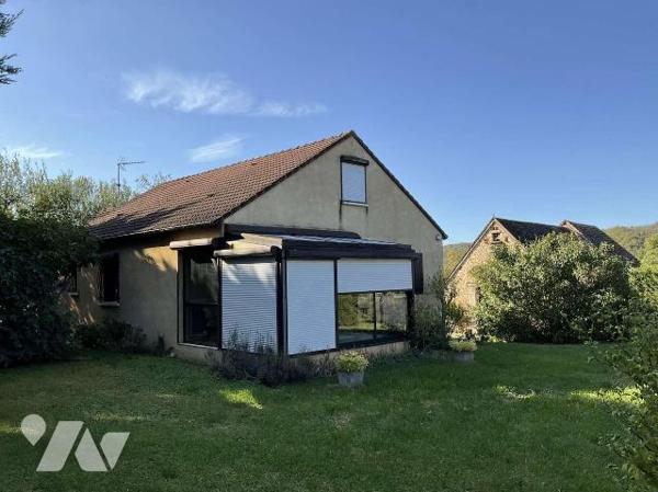A VENDRE : Maison contemporaine avec grange sur 2.874m² dans village avec commerces, située à e...