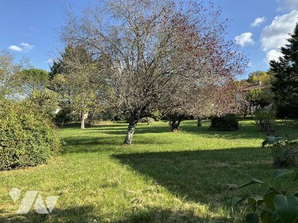 A VENDRE : Maison contemporaine avec grange sur 2.874m² dans village avec commerces, située à e...