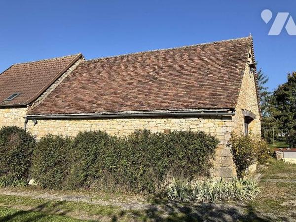 A VENDRE : Maison contemporaine avec grange sur 2.874m² dans village avec commerces, située à e...