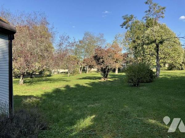 A VENDRE : Maison contemporaine avec grange sur 2.874m² dans village avec commerces, située à e...