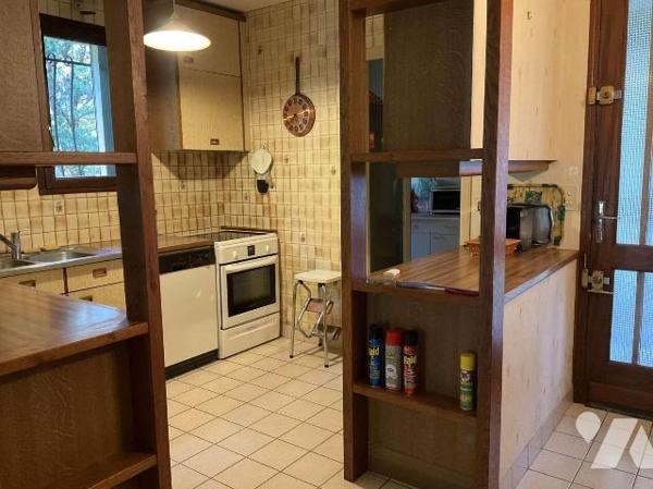 A VENDRE : Maison contemporaine avec grange sur 2.874m² dans village avec commerces, située à e...