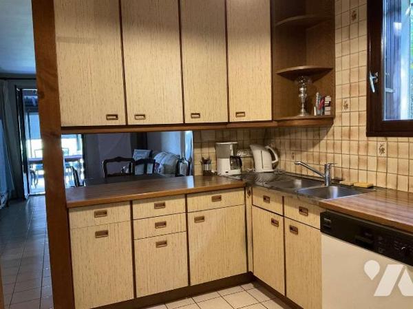 A VENDRE : Maison contemporaine avec grange sur 2.874m² dans village avec commerces, située à e...