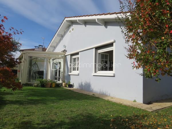 Dpt LANDES (40), à saisir ce plain-pied en centre ville d' Aire sur Adour sur un Terrain clos et arboré de 520 m² environ sur le Chemin de Saint Jacques De Compostelle

Cette Magnifique maison rénovée aux couleurs contemporaines et lumineuse située proche des commerces et des commodités de la ville, accessibles à pied depuis la maison vous offre :  
Salon/séjour de lumineux avec baie vitrée donnant sur une véranda , une cuisine entièrement équipée, 2 chambres, 1 salle d'eau avec douche Italienne, un cellier/buanderie et un WC indépendant. 

Coté technique, vous aurez un chauffage central gaz avec production d'ECS (chaudière à condensation) , des baies vitrées et fenêtres double vitrage, volets roulants électriques, portail électrique, fibre, assainissement collectif. 

A l'extérieur, vous bénéficierez d'un joli jardin plat, clos, arboré et bien entretenu de plus de 500 m² avec un abris de jardin.

Le bonus est un chalet climatisé indépendant tout confort récent vendu entièrement équipé pour recevoir la famille ou généré un revenu supplémentaire.

Océan / montagne à 1H15 minutes de route…, Grand Moun de Mont de Marsan à 25 min

Cette Maison très bien entretenue avec une décoration récente réalisée avec goût saura incontestablement vous séduire...
 
Contactez sans tarder Frédéric