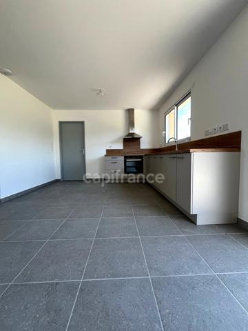 Villa neuve de 100 m2, 3 chambres, sur terrain de 1945 m2, dans un joli petit village à 8 km de FLEURANCE (32)