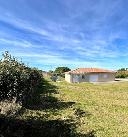 Villa neuve de 100 m2, 3 chambres, sur terrain de 1945 m2, dans un joli petit village à 8 km de FLEURANCE (32)