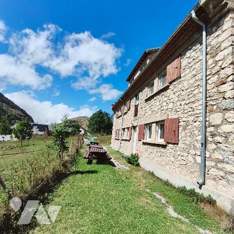 Saint-Etienne-en-Dévoluy - À proximité du village - Maison en pierre sur terrain de 941 m²...