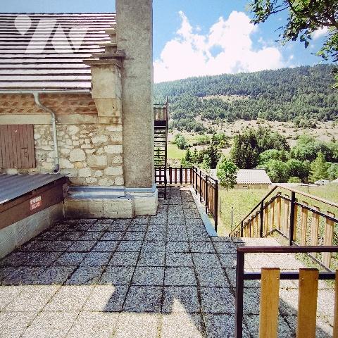 Saint-Etienne-en-Dévoluy - À proximité du village - Maison en pierre sur terrain de 941 m²...