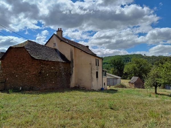 Idéalement située au calme à 4.5km de Rignac, 30 minutes de Rodez et 15 minutes de Rieupeyroux