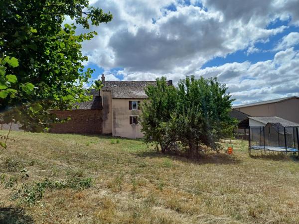 Idéalement située au calme à 4.5km de Rignac, 30 minutes de Rodez et 15 minutes de Rieupeyroux