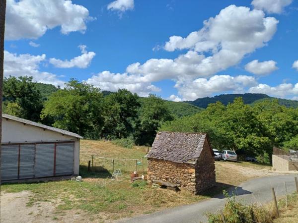 Idéalement située au calme à 4.5km de Rignac, 30 minutes de Rodez et 15 minutes de Rieupeyroux