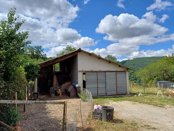 Idéalement située au calme à 4.5km de Rignac, 30 minutes de Rodez et 15 minutes de Rieupeyroux