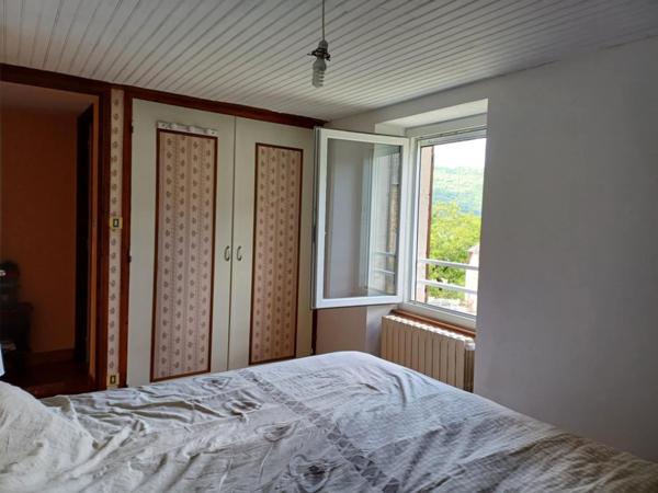 Idéalement située au calme à 4.5km de Rignac, 30 minutes de Rodez et 15 minutes de Rieupeyroux