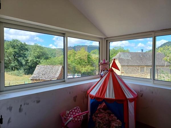 Idéalement située au calme à 4.5km de Rignac, 30 minutes de Rodez et 15 minutes de Rieupeyroux