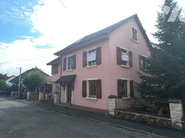 Maison de 187 m2 à rénover entièrement sur un terrain de près de 611 m2.