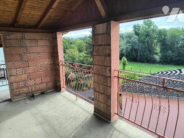 Maison de 187 m2 à rénover entièrement sur un terrain de près de 611 m2.