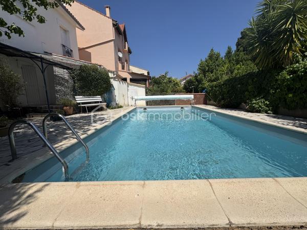 Idéalement située à proximité immédiate avenue Jean moulin et de toutes les commodités, cette agréable maison de ville en trois faces développe environ 138 m² habitables sur une parcelle arborée de 379 m².
Dès l’entrée, vous découvrirez un espace de vie chaleureux et lumineux de 36 m², équipé d’un poêle à bois et d’une climatisation réversible, offrant un accès direct au jardin et à la piscine au sel de 8 x 4 mètres, véritable havre de paix à l’abri des regards.
Le rez-de-chaussée propose également une chambre avec placard et salle d’eau privative, un WC indépendant ainsi qu’un garage attenant de 20 m² avec portail électrique.
À l’étage, la maison dispose de deux chambres supplémentaires, d’une salle de bain, d’un WC indépendant, ainsi que d’une seconde pièce de vie avec balcon et cuisine.
Cette configuration offre de nombreuses possibilités : création de deux appartements indépendants, maison intergénérationnelle ou grande maison familiale.
Les prestations comprennent :
- Double vitrage
- Volets roulants électriques au rez-de-chaussée
- Volets bois à l’étage
- Aspirateur centralisé sur les deux niveaux
- Climatisation réversible
- Poêle à bois
- Garage avec portail motorisé
Une maison fonctionnelle et pleine de potentiel, idéale pour une famille ou un projet d’investissement, dans un secteur apprécié et proche de toutes les facilités.
À visiter sans tarder !