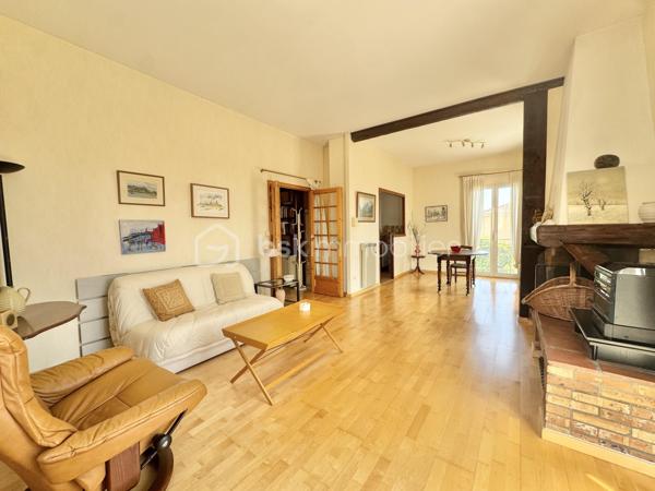 Idéalement située à proximité immédiate avenue Jean moulin et de toutes les commodités, cette agréable maison de ville en trois faces développe environ 138 m² habitables sur une parcelle arborée de 379 m².
Dès l’entrée, vous découvrirez un espace de vie chaleureux et lumineux de 36 m², équipé d’un poêle à bois et d’une climatisation réversible, offrant un accès direct au jardin et à la piscine au sel de 8 x 4 mètres, véritable havre de paix à l’abri des regards.
Le rez-de-chaussée propose également une chambre avec placard et salle d’eau privative, un WC indépendant ainsi qu’un garage attenant de 20 m² avec portail électrique.
À l’étage, la maison dispose de deux chambres supplémentaires, d’une salle de bain, d’un WC indépendant, ainsi que d’une seconde pièce de vie avec balcon et cuisine.
Cette configuration offre de nombreuses possibilités : création de deux appartements indépendants, maison intergénérationnelle ou grande maison familiale.
Les prestations comprennent :
- Double vitrage
- Volets roulants électriques au rez-de-chaussée
- Volets bois à l’étage
- Aspirateur centralisé sur les deux niveaux
- Climatisation réversible
- Poêle à bois
- Garage avec portail motorisé
Une maison fonctionnelle et pleine de potentiel, idéale pour une famille ou un projet d’investissement, dans un secteur apprécié et proche de toutes les facilités.
À visiter sans tarder !